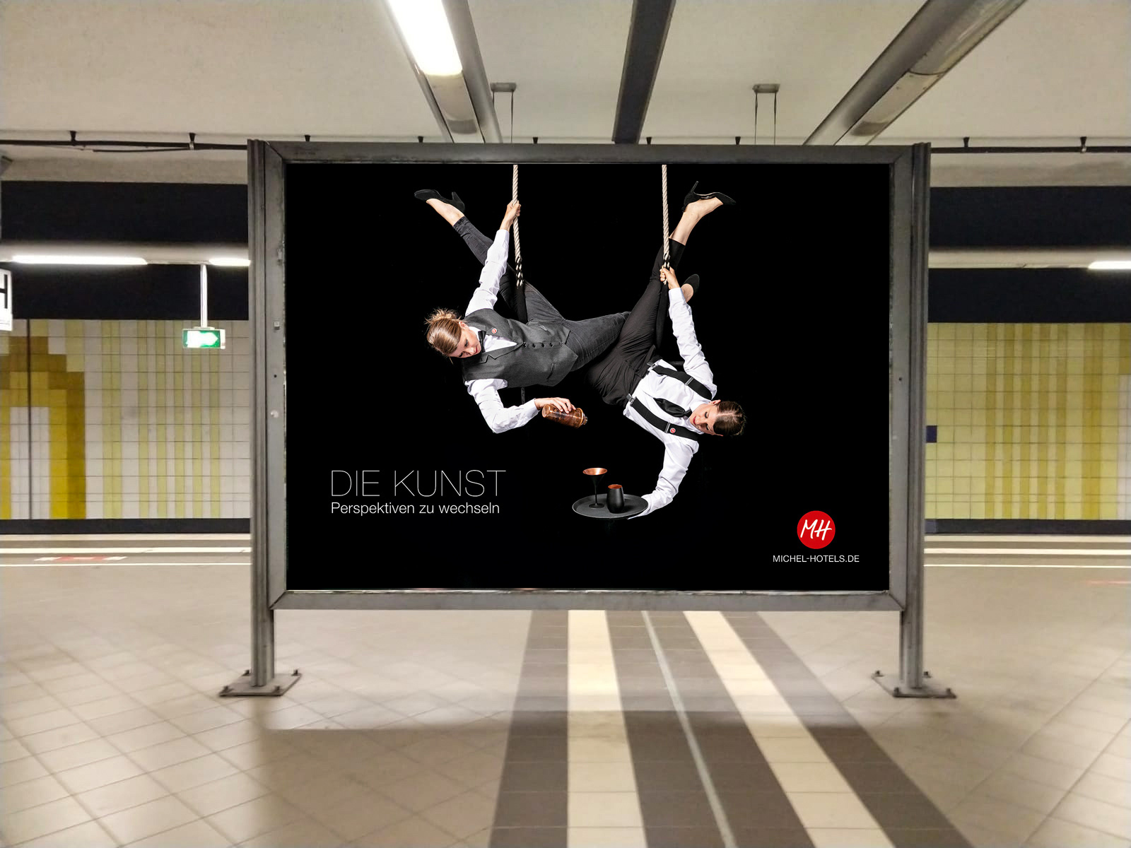 Michel Hotels Imagekampagne / Fotoshooting mit Artisten, initiiert von VIERZWEI, Grossflaechenplakat am Bahnsteig zur Ansicht