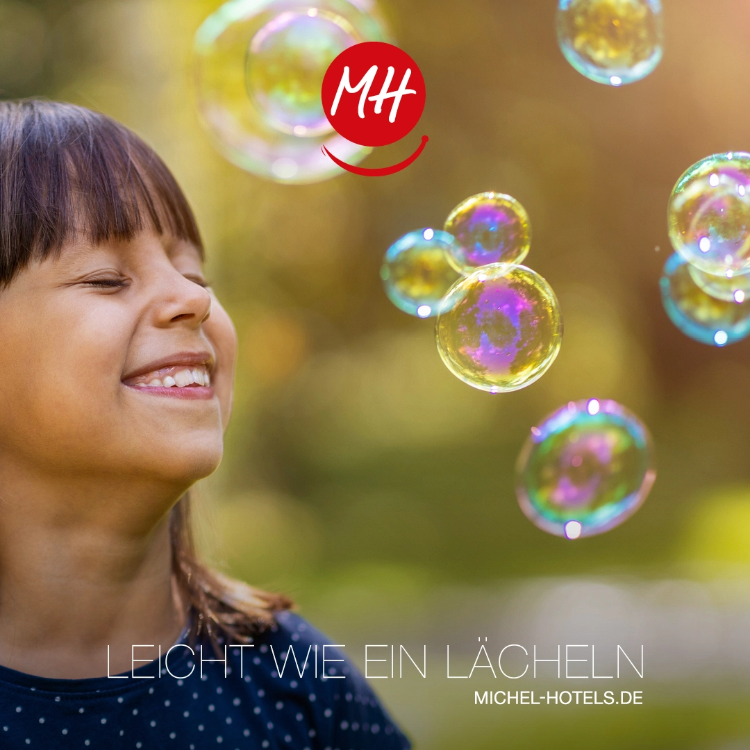 Michel Hotels Social Media Sommerkampagne, Leicht wie ein Laecheln, Foto froehliches Maedchen mit Seifenblasen
